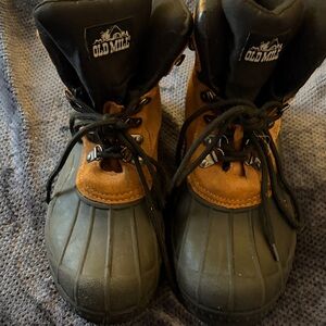 Old mill Suede and 3M insulated men’s boots size 9 great condition like new